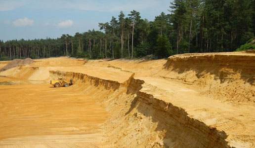 Foto der rotgelben „Halterner Sande“ in einer Sandgrube