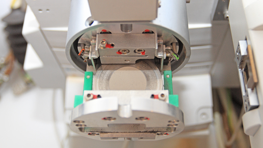 Blick in das Röntgengerät mit der befestigten Probe