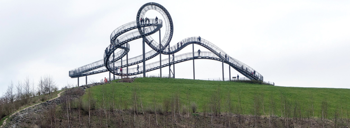 Heinrich-Hildebrand-Höhe in Duisburg mit der Skulptur Tiger and Turtle auf der rekultivierten Schlackendeponie einer Zinkhütte (Foto: D. Küppers)