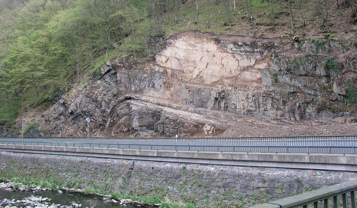 Geotop am Straßenrand – große Sattelstruktur an der Pulvermühle im Märkischen Kreis