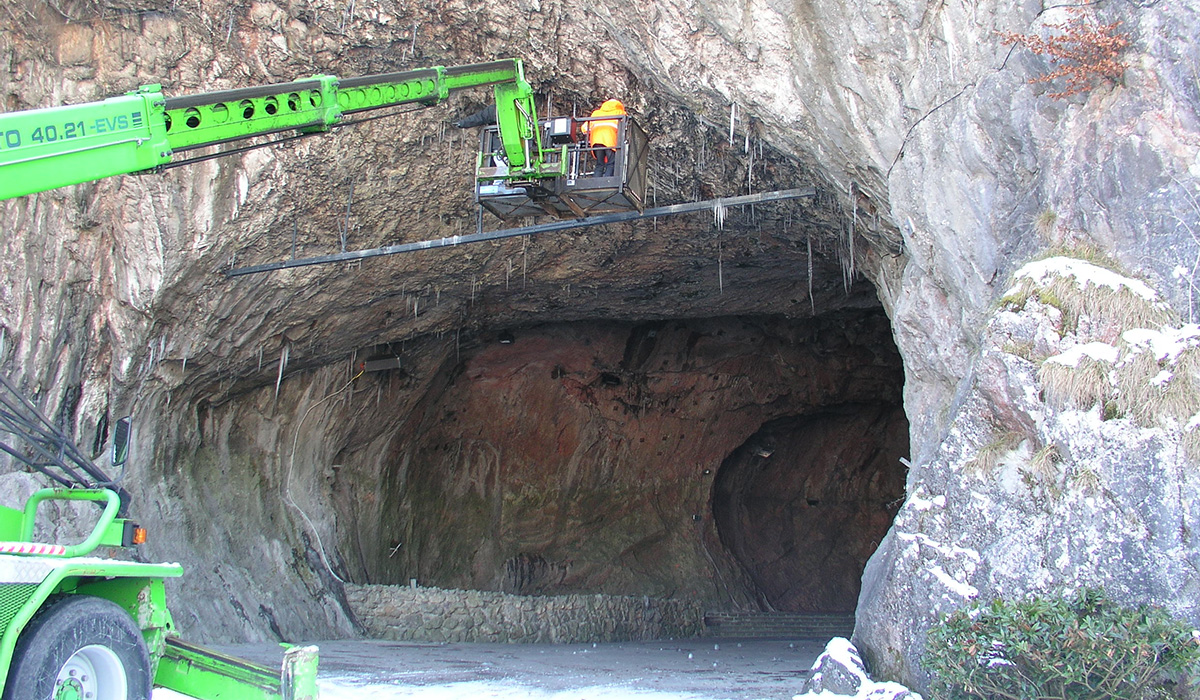 Die Balver Höhle. Damit keine Gefahr durch herabfallende Gesteinsbrocken für Besucherinnen und Besucher besteht, erfolgt eine regelmäßige Prüfung.