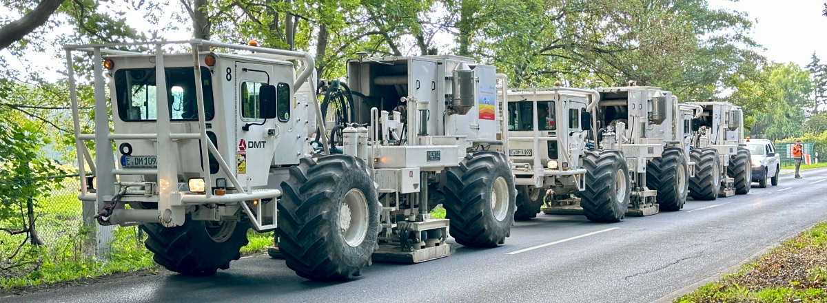 Vibro-Trucks mit abgesenkter Rüttelplatte auf der Straße