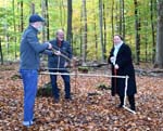 Foto: Ursula Heinen Esser, NRW-Umweltministerin, informiert sich bei Dr. Ulrich Pahlke, Direktor des GD NRW, wie er aus Streu und Oberboden Rückschlüsse auf die Bodeneigenschaften zieht. (3 MB)