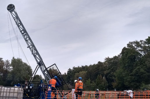 Foto zeigt den Bohrplatz mit dem schräg ausgerichteten Bohrturm in Wülfrath-Düssel.