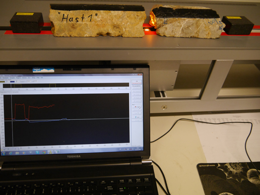 Bild zeigt Messung der Wärmeleitfähigkeit eines Bohrkerns im Labor