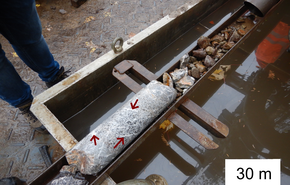 Kalkstein bei 30 Metern mit Wasserbecken der Bohrspülung