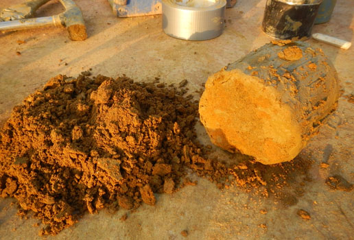 Foto zeigt das Stück eines Bohrkerns mit braungelbem Sand der Haltern-Formation.