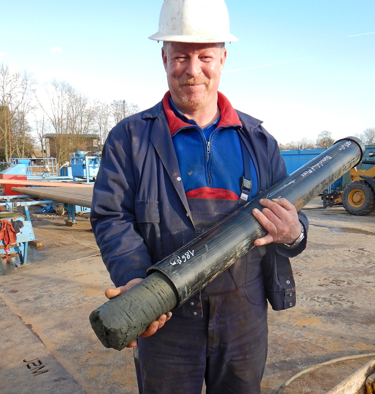 Bohrmeister mit einem Bohrkern aus 186 Metern Tiefe der Kernbohrung Düsseldorf-Messe