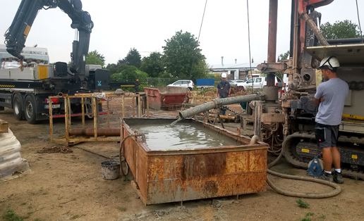 Foto der Kernbohrung Voerde am letzten Bohrungstag. Vorne die Wanne, in die die Spülung aus dem Bohrloch fließt und wieder ins Bohrloch zurückgepumpt wird.