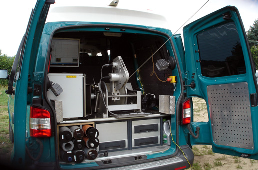 Foto der Kernbohrung bei Reken-Westerhok: Blick in den geophysikalischen Messwagen mit der Winde für das Sondenkabel