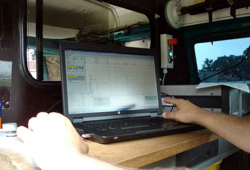 Foto der Kernbohrung bei Reken-Westerhok: Blick auf den Laptop mit den aufgezeichneten geophysikalischen Messkurven