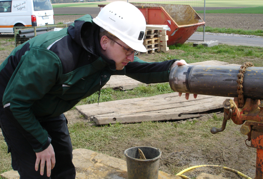 Foto der Kernbohrung bei Reken-Voßplacke: Geoingenieur schaut in das Kernrohr