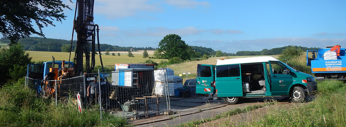 Bohrgerät und geophysikalischer Messwagen am Bohrpunkt Niederschönhagen 