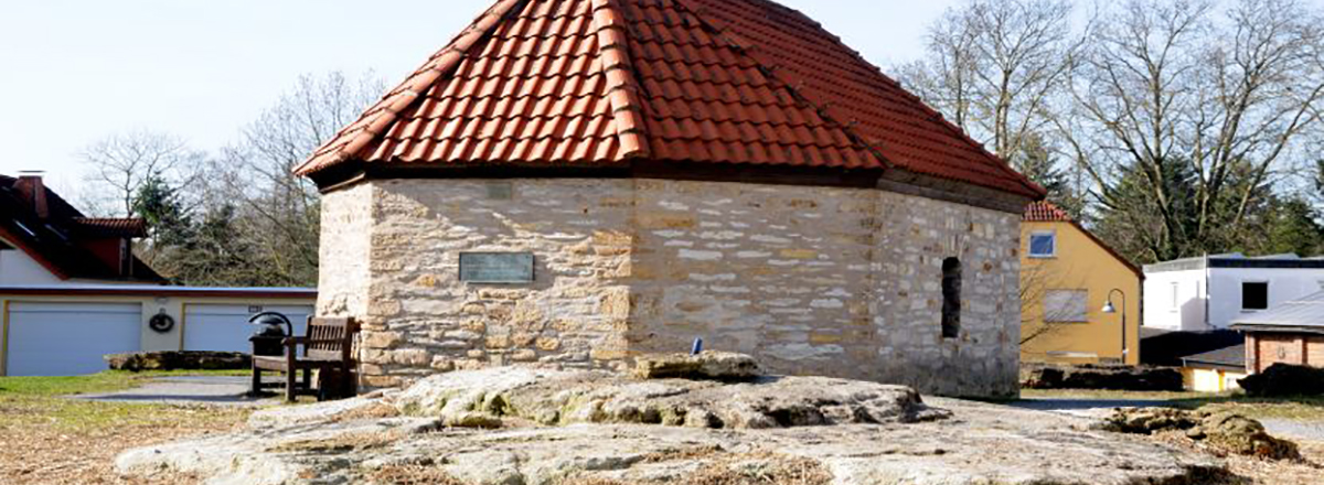 Kütfelsen mit Unitas-Quelle und Pumpenhäuschen von 1554