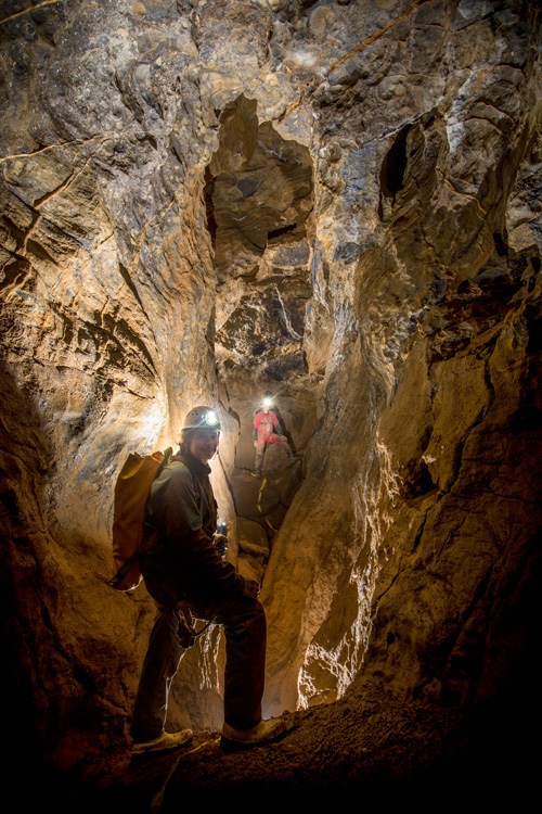 Foto: Tunnel im Höhlensystem Windloch bei Engelskirchen (Gero Steffens, Deutsches Bergbau-Museum Bochum; Copyright: Arbeitskreis Kluterthöhle e.V.)