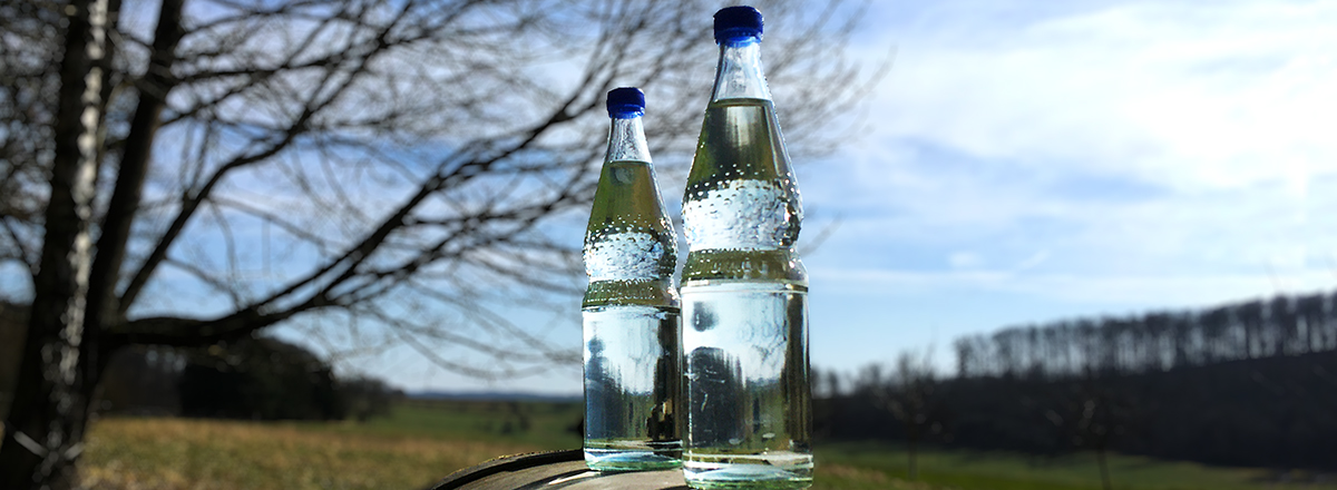 Foto: Mineralwasserflaschen vor Naturkulisse