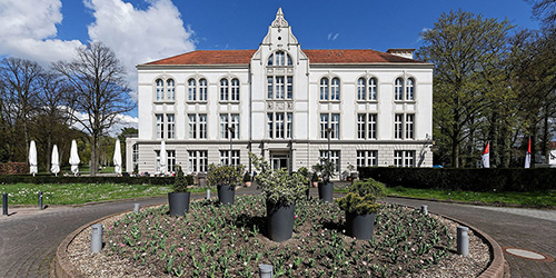 © Matthias Böhm, Kurhaus an der Ostenallee im Stadtbezirk Uentrop der kreisfreien Stadt Hamm in Nordrhein-Westfalen A1, CC BY-SA 4.0