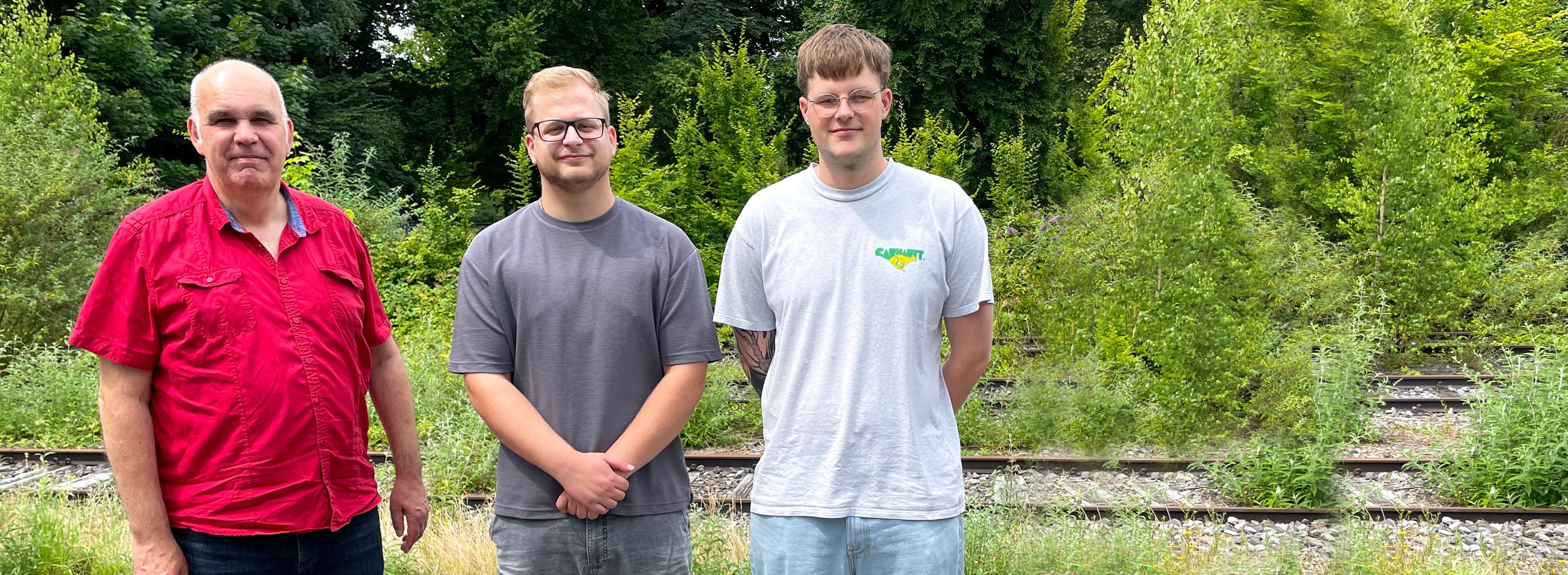 Lukas (Mitte) und Tim (rechts) mit Ausbildungsleiter Roland (links)