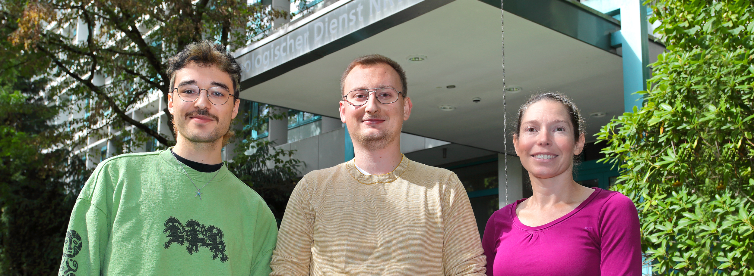 Hamza (links) und Yannick mit Ausbildungsleiterin Claudia