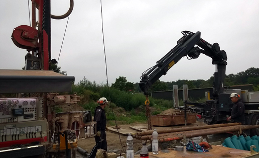 Foto zeigt die Arbeit am Bohrplatz der Kernbohrung Voerde