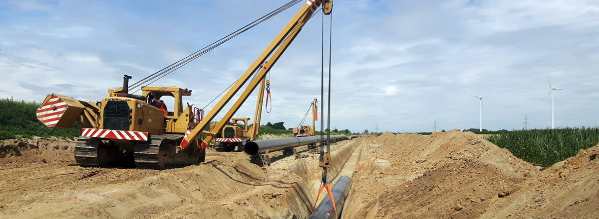 Baumaßnahme wie die Verlegung großer Rohrleitungen in der Landschaft