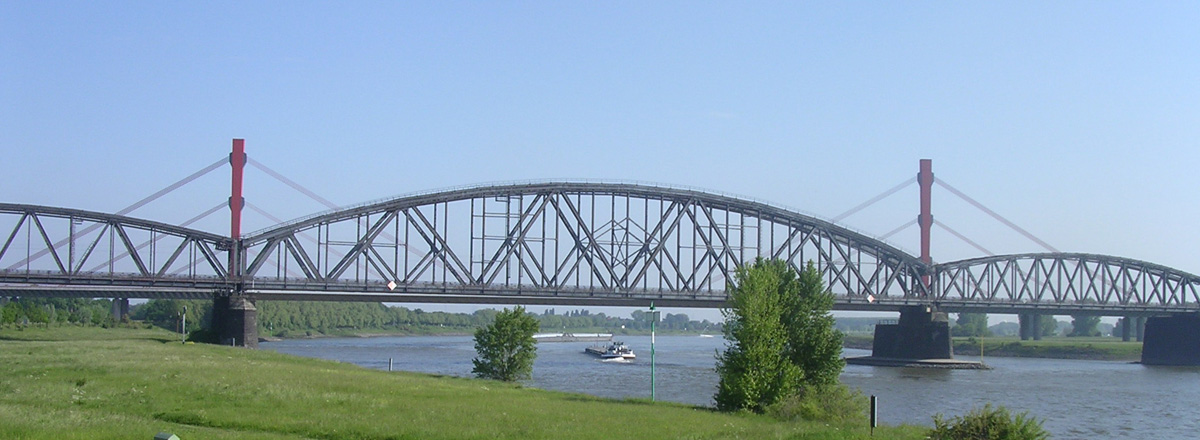 Raumordnungs- und Planstellungsverfahren: der Rhein mit Straßen- und Eisenbahnbrücke