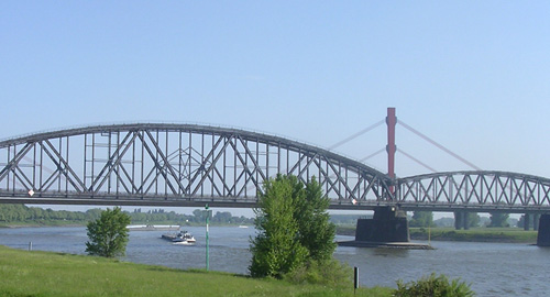 der Rhein mit Straßen- und Eisenbahnbrücke