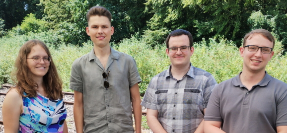 Foto der ausgebildeten Geomatikerin und Geomatiker (v.l.n.r.: Sybille Schreiber, Phillip Köhn, Florian Baumgarten, Tobias Klein)